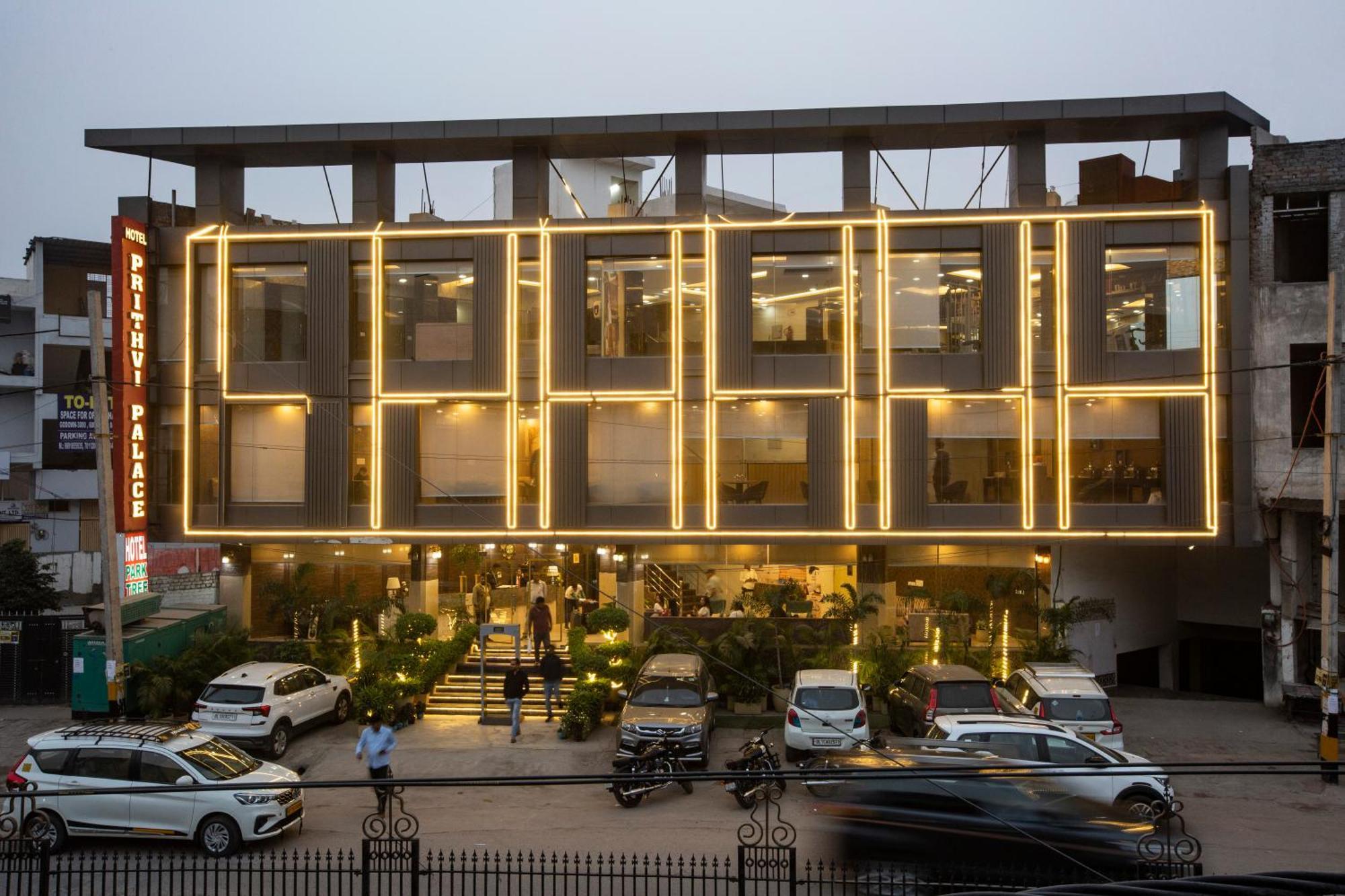 Hotel Prithvi-Raj Near Delhi Airport Нью-Дели Экстерьер фото