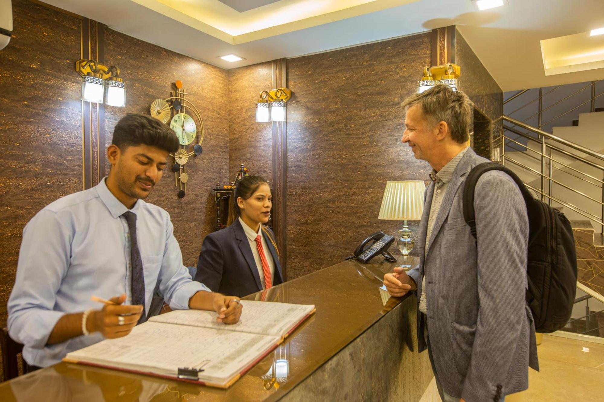 Hotel Prithvi-Raj Near Delhi Airport Нью-Дели Экстерьер фото