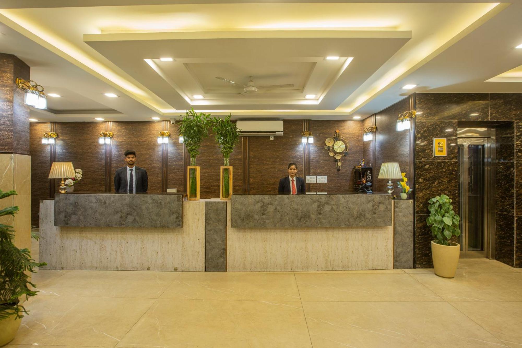 Hotel Prithvi-Raj Near Delhi Airport Нью-Дели Экстерьер фото