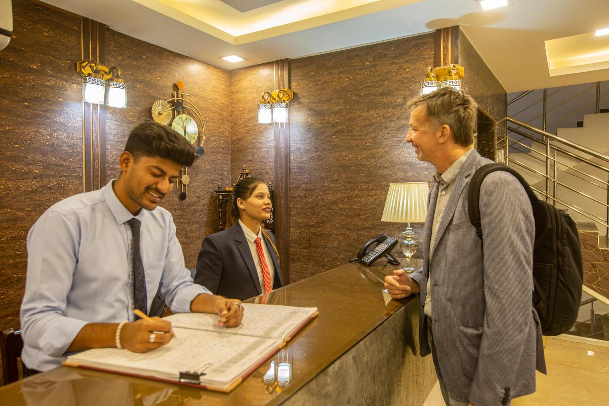 Hotel Prithvi-Raj Near Delhi Airport Нью-Дели Экстерьер фото