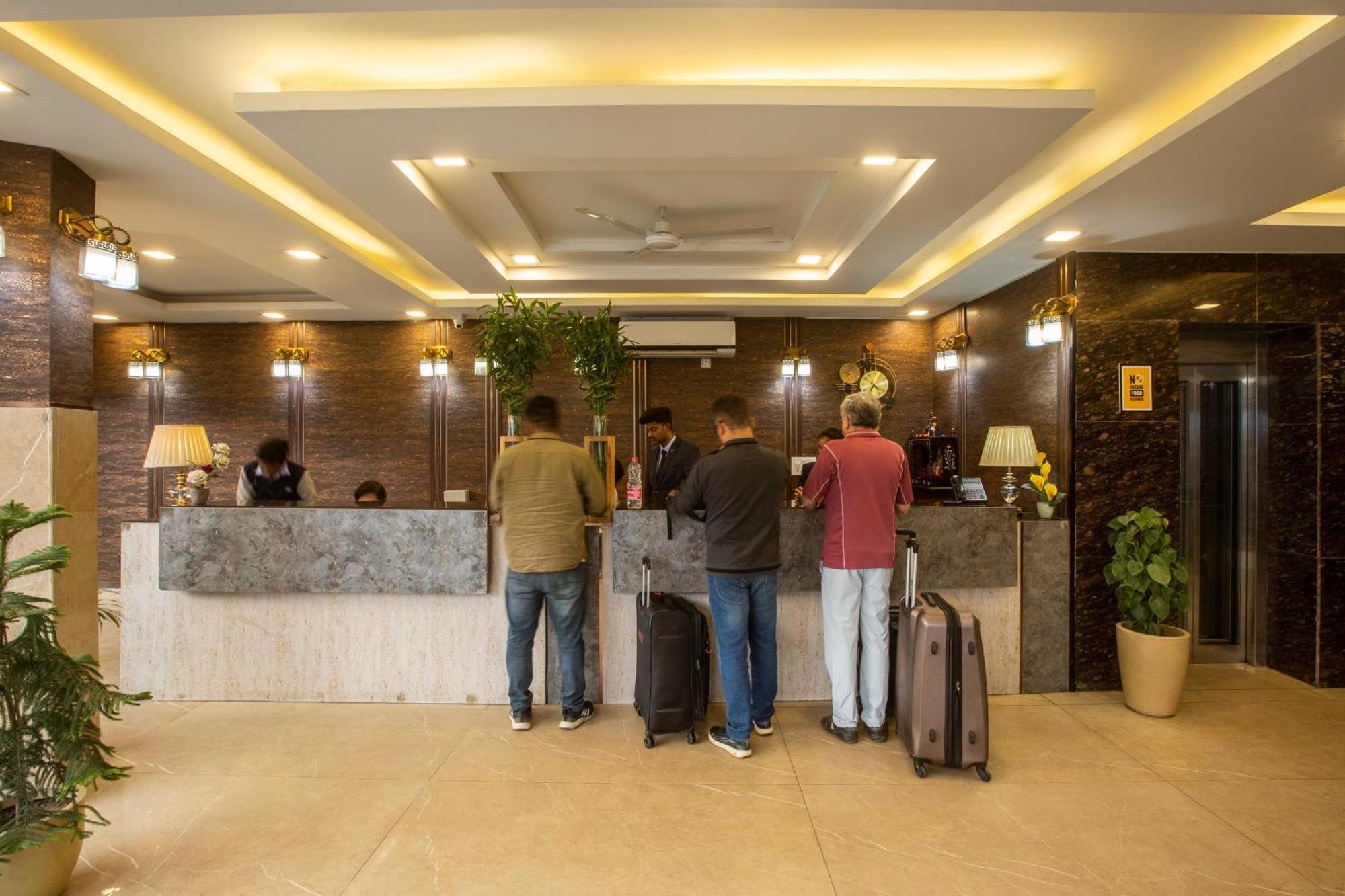 Hotel Prithvi-Raj Near Delhi Airport Нью-Дели Экстерьер фото