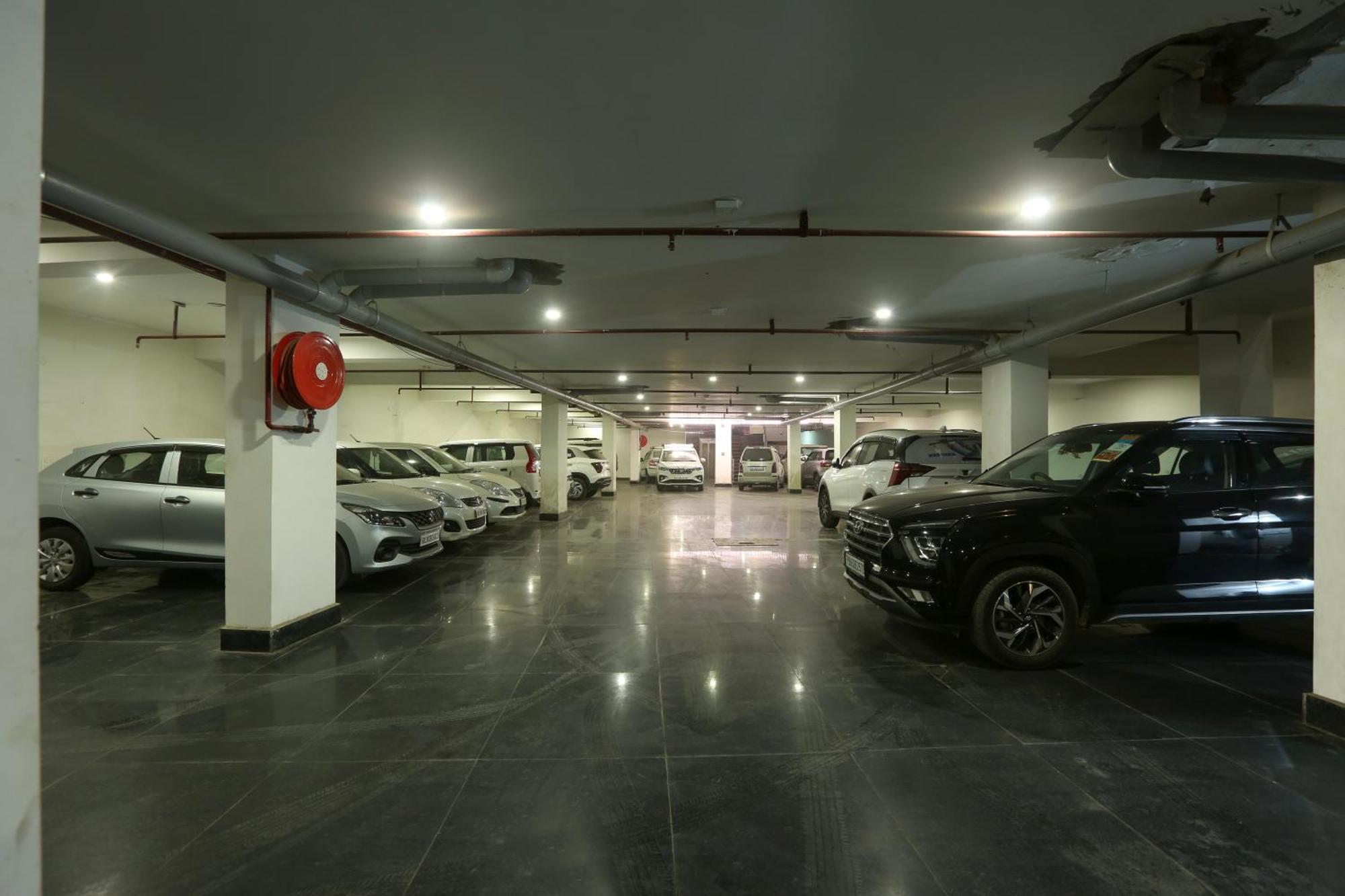 Hotel Prithvi-Raj Near Delhi Airport Нью-Дели Экстерьер фото