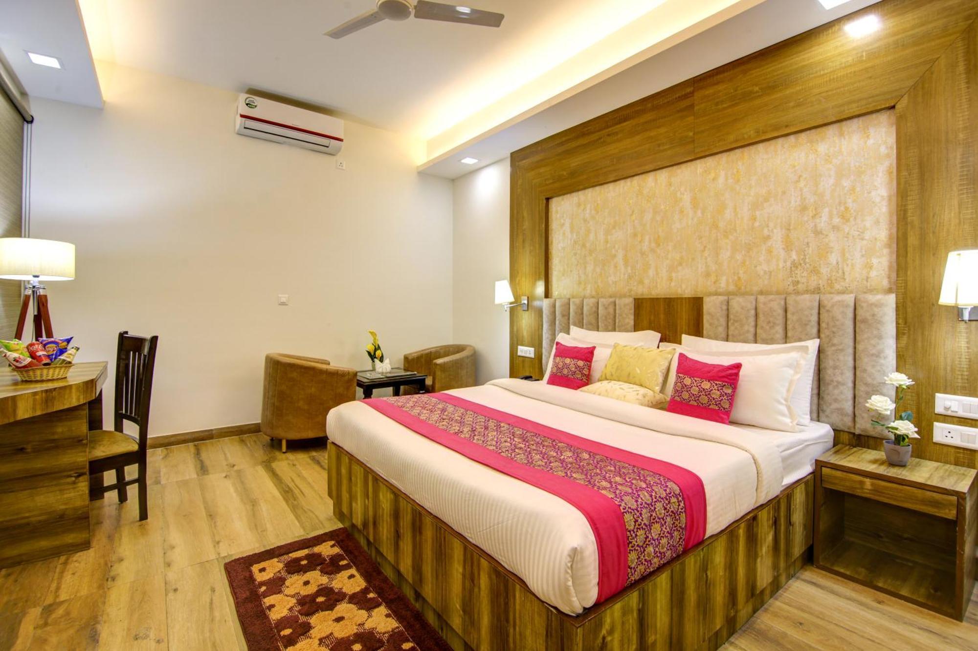 Hotel Prithvi-Raj Near Delhi Airport Нью-Дели Экстерьер фото
