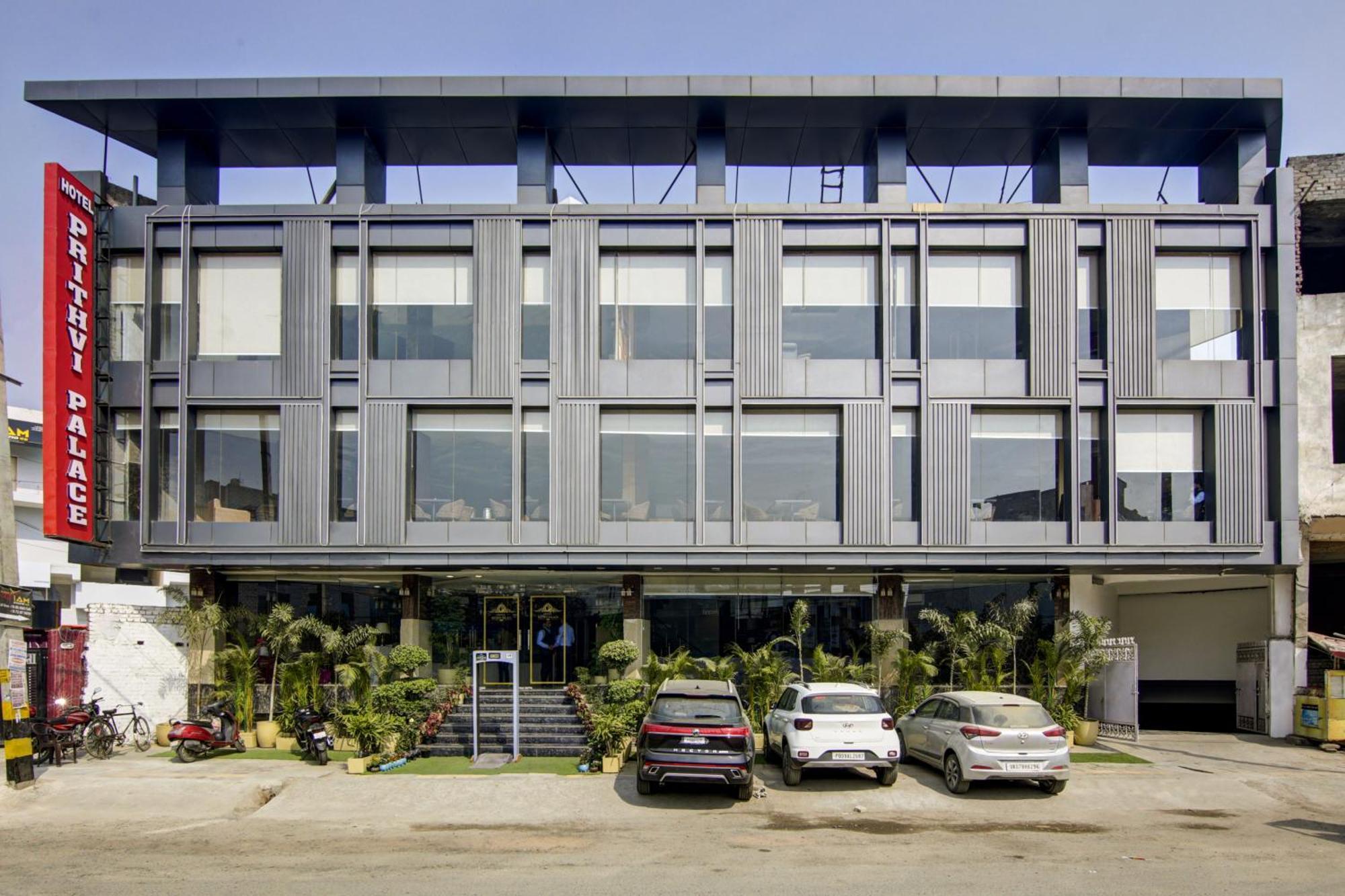 Hotel Prithvi-Raj Near Delhi Airport Нью-Дели Экстерьер фото