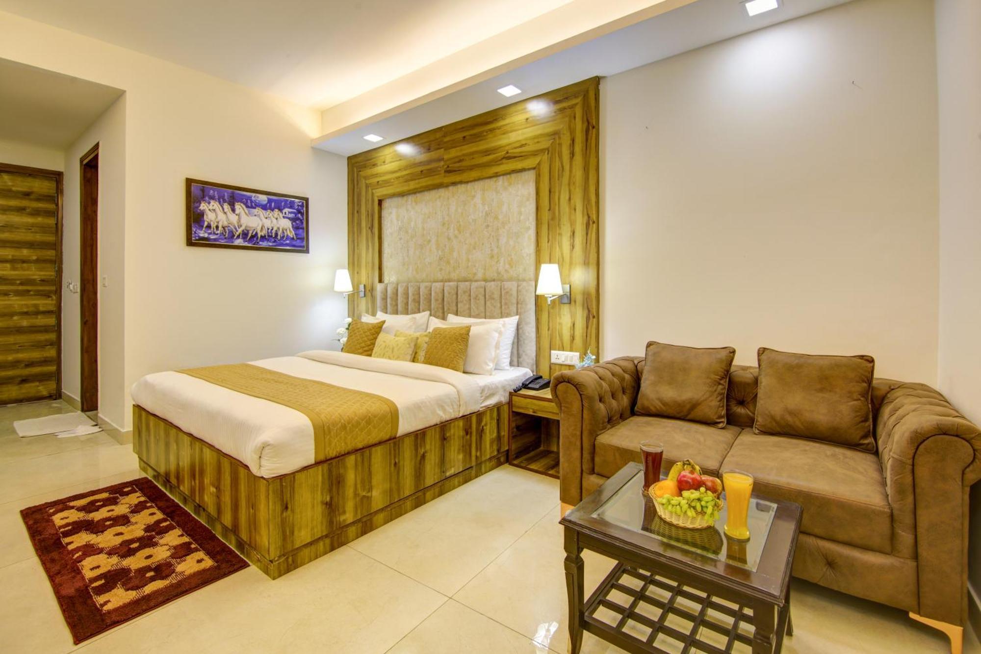 Hotel Prithvi-Raj Near Delhi Airport Нью-Дели Экстерьер фото