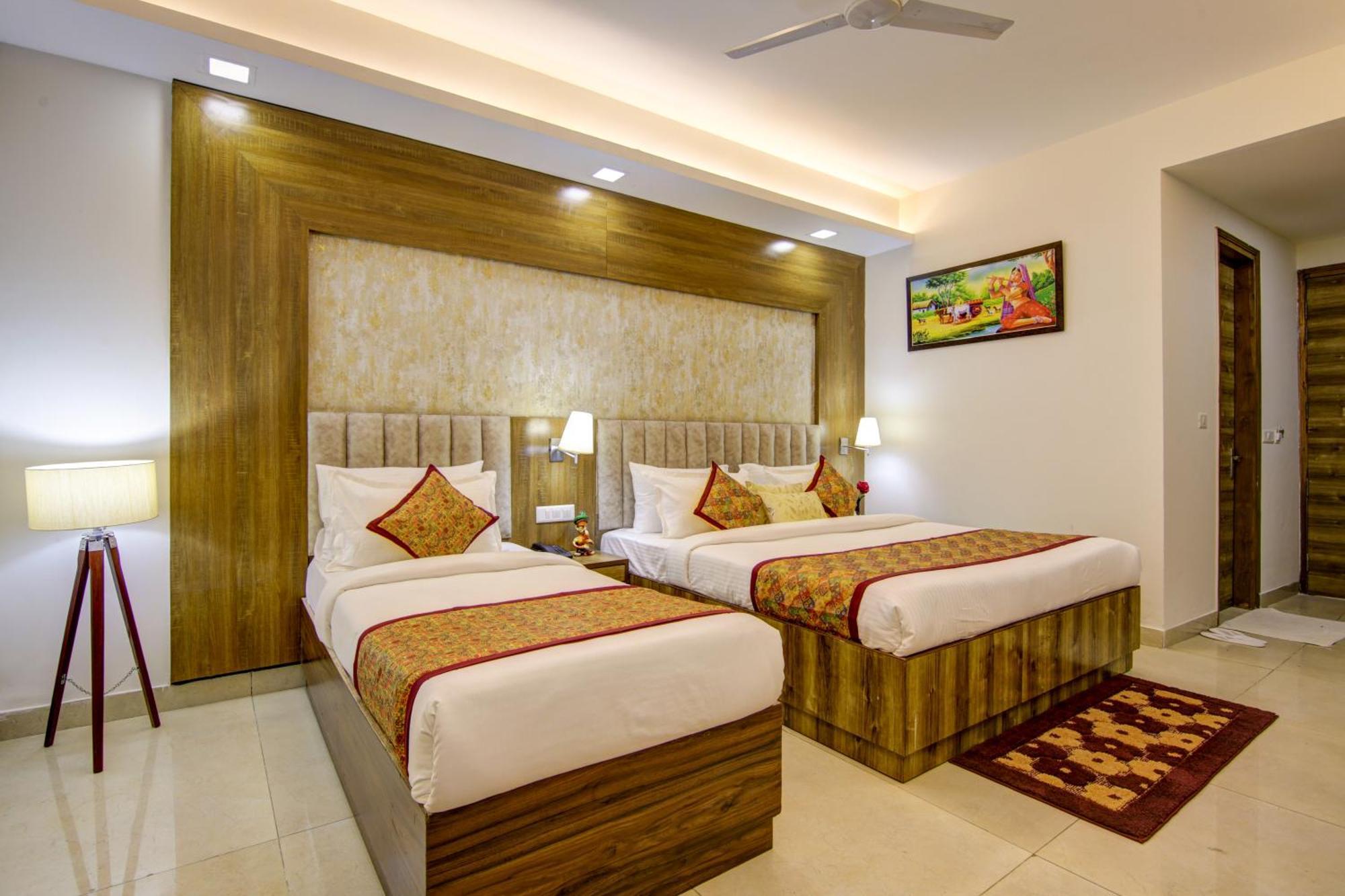 Hotel Prithvi-Raj Near Delhi Airport Нью-Дели Экстерьер фото