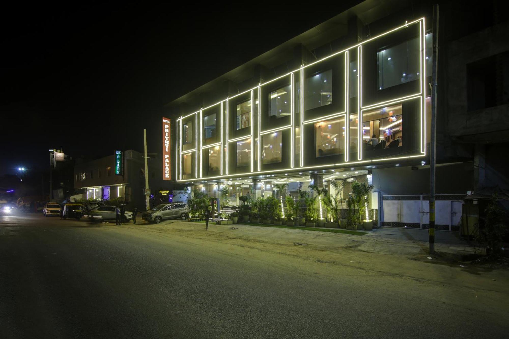 Hotel Prithvi-Raj Near Delhi Airport Нью-Дели Экстерьер фото