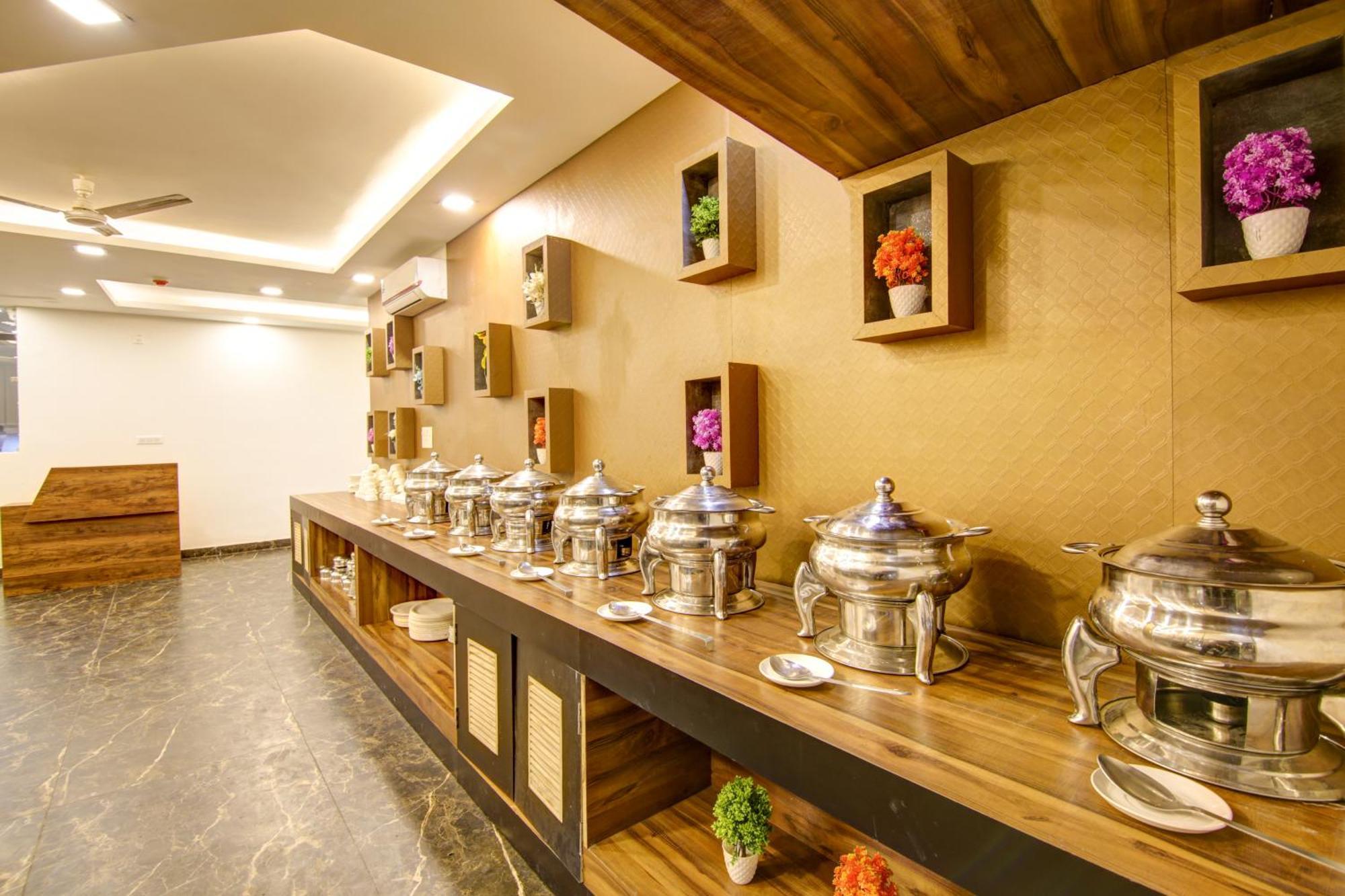 Hotel Prithvi-Raj Near Delhi Airport Нью-Дели Экстерьер фото