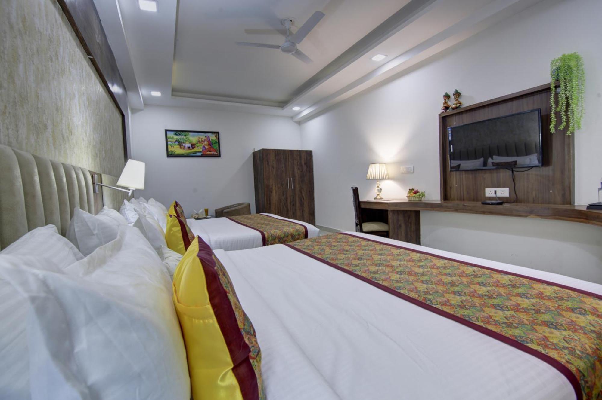 Hotel Prithvi-Raj Near Delhi Airport Нью-Дели Экстерьер фото