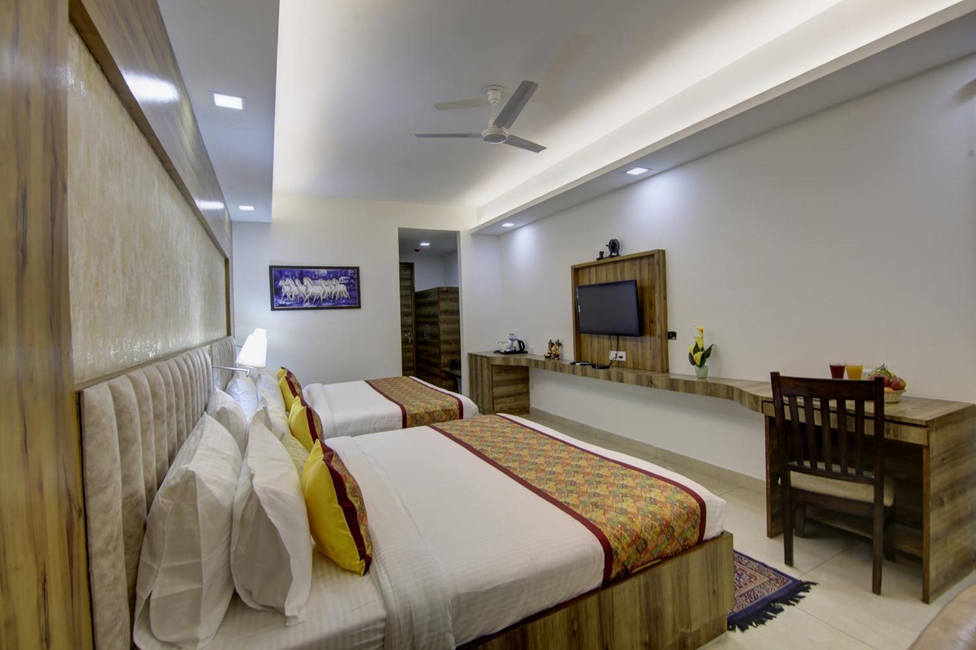 Hotel Prithvi-Raj Near Delhi Airport Нью-Дели Экстерьер фото