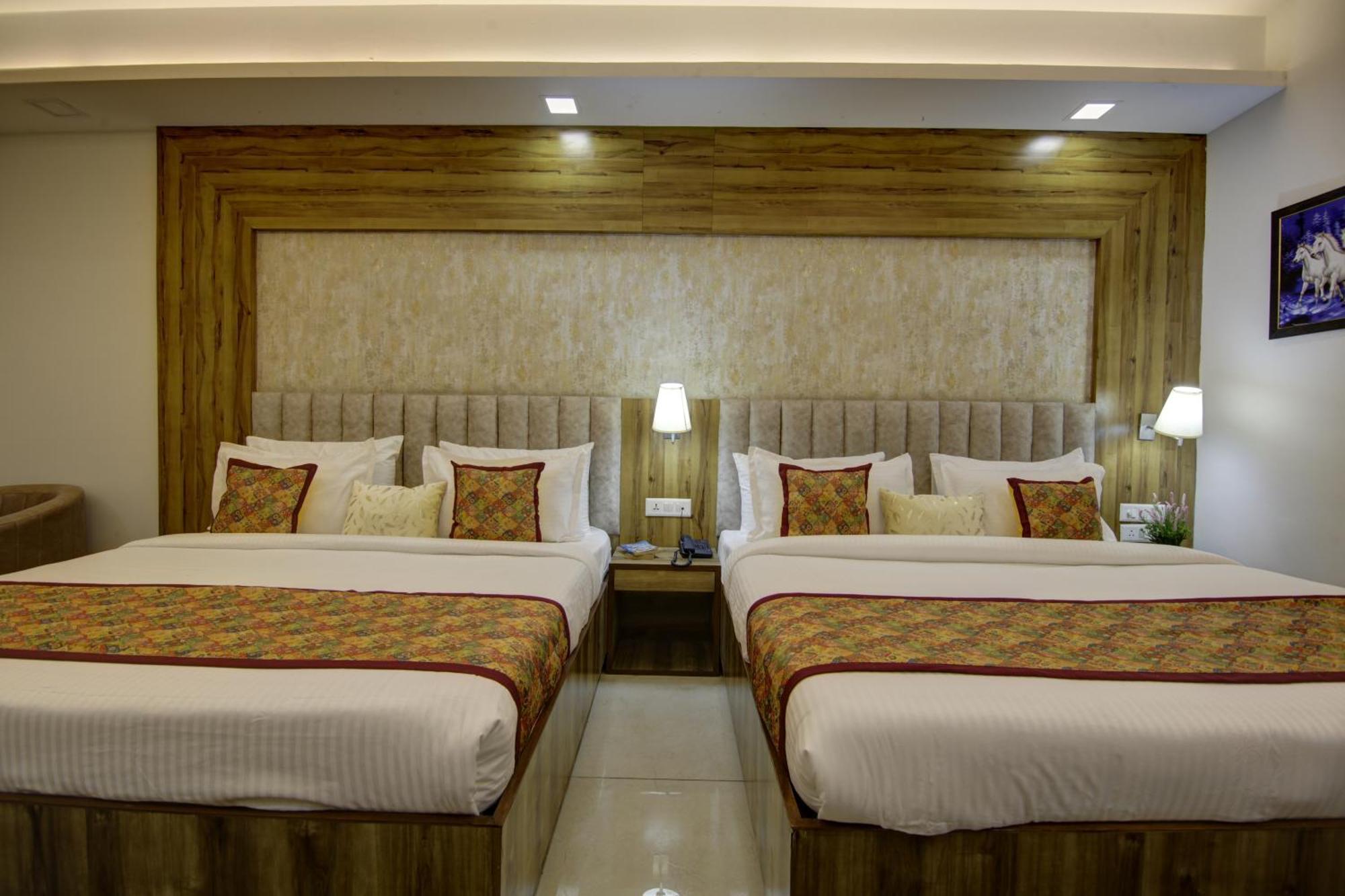 Hotel Prithvi-Raj Near Delhi Airport Нью-Дели Экстерьер фото