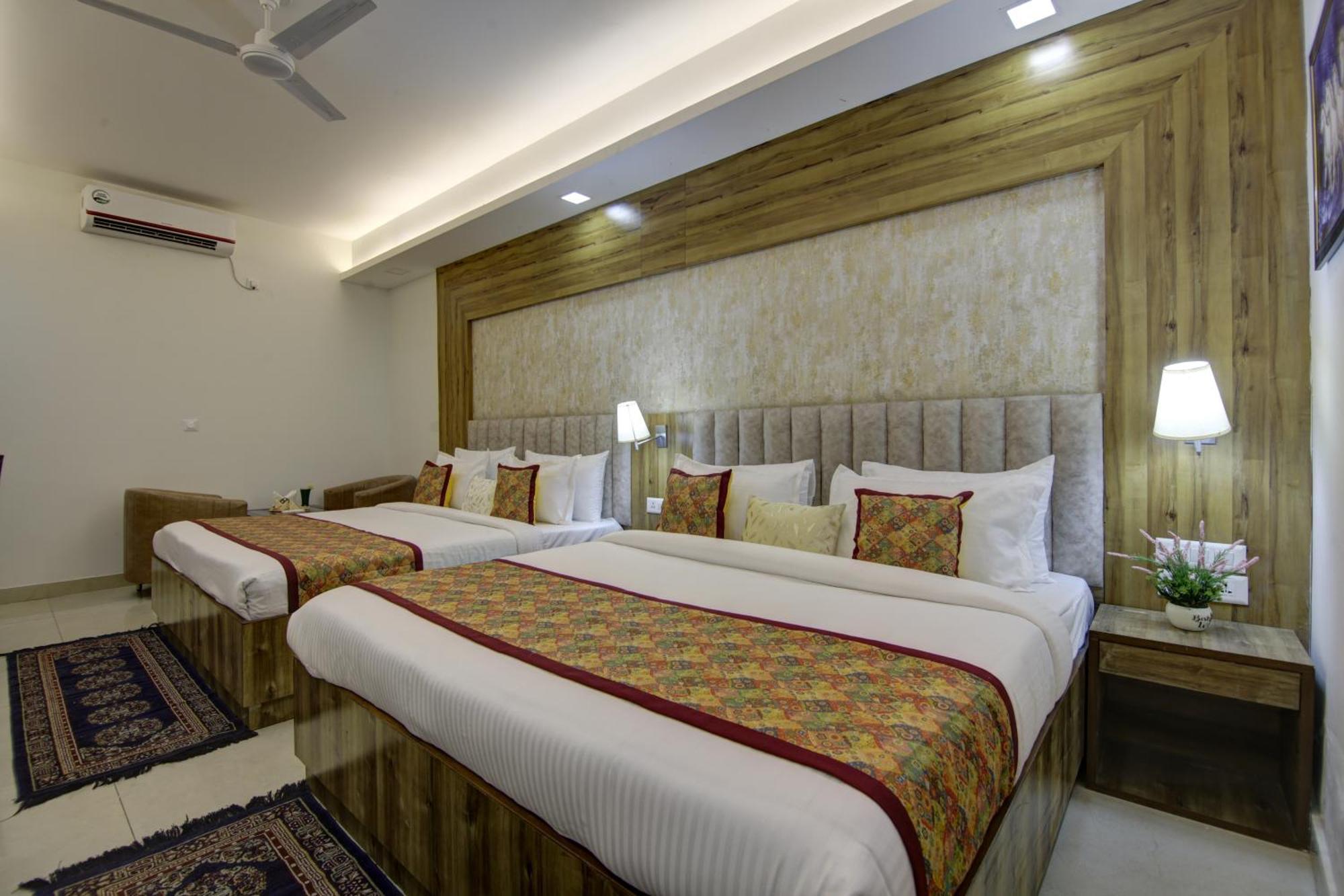Hotel Prithvi-Raj Near Delhi Airport Нью-Дели Экстерьер фото
